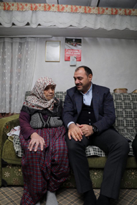 Vali Çetin Oktay Kaldırım'dan Yaşlı Teyze'ye ziyaret