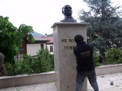 Atatürk Büstüne Bakım Yapıldı