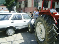 Duran Otomobile Çarptı