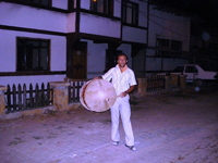Davul Sesi ile Sahura Kalktık