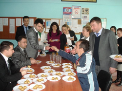 Yeni Öğretmenlerden Tatlı Ziyafeti