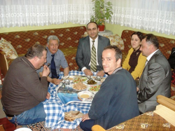 Öğrenci Velisi Öğretmenleri Akşam Yemeğinde Misafir Etti