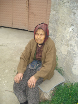 Evi Yanan Yaşlı Kadını Komşuları Kurtardı
