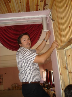 Sahneye Uzaktan Kumandalı Perde