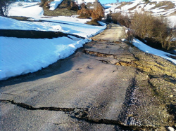 Tuzla Köyü Yolu Heyelandan Kapandı:
