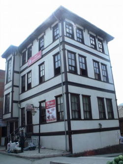 Eski Belediye Binası Tarihi dokuya Uygun hale Getirilmeyi Bekliyor