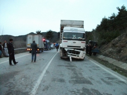 Kamyon Önce Traktöre sonra Otomobile Çarptı