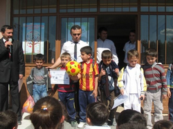 Atatürk İlkokulunda 4/A sınıfı Futbol takımı şampiyon oldu.