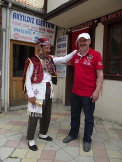 Askerlik Arkadaşını 27 Yıl Sonra Gözlerinin Renginden Tanıdı