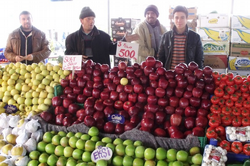 Yağmur Yağdı Pazarda İşler Durdu