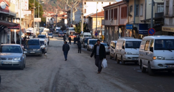 Yolun Sağına ve Soluna Park yapan Araçlar Trafik Akışını Aksatıyor