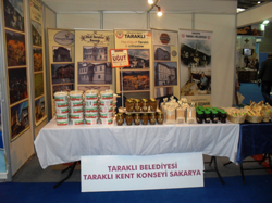 İzmir'de Taraklı Standında Tanıdık Ünlü Simalar Vardı