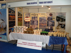 İzmir'de Taraklı Standında Tanıdık Ünlü Simalar Vardı