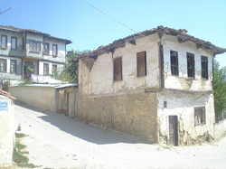 Taraklı'da Bazı Evlerin Kiremitleri Tehlike Arz Ediyor