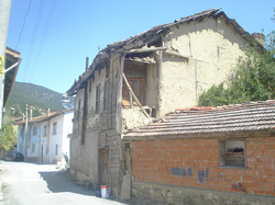 Taraklı'da Bazı Evlerin Kiremitleri Tehlike Arz Ediyor