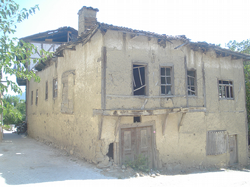 Taraklı'da Bazı Evlerin Kiremitleri Tehlike Arz Ediyor