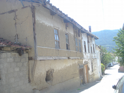 Taraklı'da Bazı Evlerin Kiremitleri Tehlike Arz Ediyor