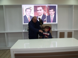Koltuğa O Oturdu