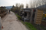HARFİYAT KAMYONU DEVRİLDİ:1 YARALI