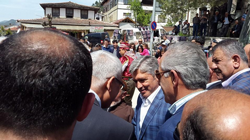 Meydanda Kucaklaştılar