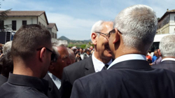 Meydanda Kucaklaştılar