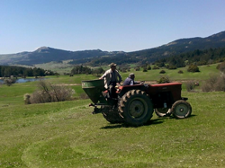 YAYLA MERALARINDA GÜBRELEME ÇALIŞMASI:
