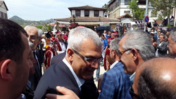 Meydanda Kucaklaştılar