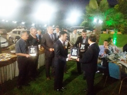 VALİ HÜSEYİN AVNİ COŞ’TAN KAYMAKAM YILMAZ’A PLAKET