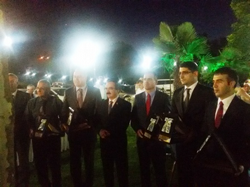 VALİ HÜSEYİN AVNİ COŞ’TAN KAYMAKAM YILMAZ’A PLAKET
