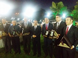 VALİ HÜSEYİN AVNİ COŞ’TAN KAYMAKAM YILMAZ’A PLAKET