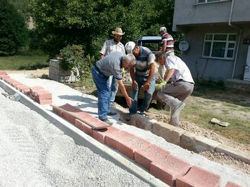 PARKE VE TRATUVAR ÇALIŞMALARI ARALIKSIZ DEVAM EDİYOR
