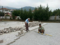 Taraklı Belediyesi, Okul bahçesine kilitli parke taşı döşüyor