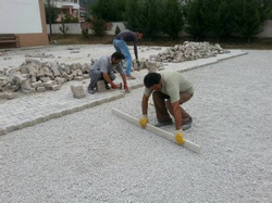 Taraklı Belediyesi, Okul bahçesine kilitli parke taşı döşüyor