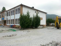 Taraklı Belediyesi, Okul bahçesine kilitli parke taşı döşüyor