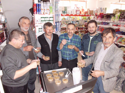 Aydınlılar Süper Market’te Aşure İkramı