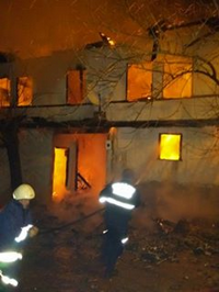 Çamtepe Mahallesi’nde 2 katlı ahşap ev yandı