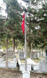 ŞEHİT MEZARLARINA BAYRAK.
