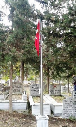 ŞEHİT MEZARLARINA BAYRAK.