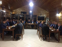 AK PARTİ TARAKLI İLÇE TEŞKİLATI YEMEKTE MUHTARLARLA BULUŞTU