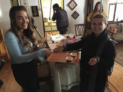 Hülya Polat’dan Yalaza Dizi Ekibine Aşure İkramı