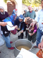 Orhangazi ve Yunuspaşa Çarışısı Esnafından Aşure İkramı