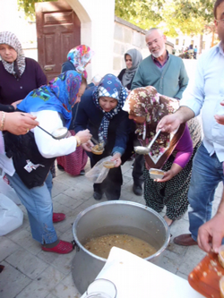 Orhangazi ve Yunuspaşa Çarışısı Esnafından Aşure İkramı