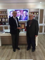 BAŞKAN ÖZKARAMAN’DAN SARAÇ VE YALÇIN’A PLAKET: