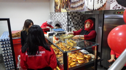 Elit Simit Sarayı ve Pastaneleri dualarla açıldı..