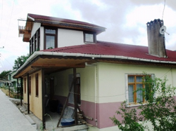 Evin Terasına Taraklı İlçesi’nin Simgesi “Tarak” Astı.