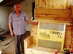 Evin Terasına Taraklı İlçesi’nin Simgesi “Tarak” Astı.