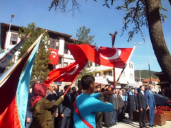 ÇELENK SUNMA TÖRENİ YAPILDI
