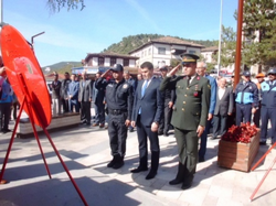 ÇELENK SUNMA TÖRENİ YAPILDI