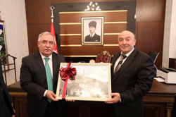 Özkaraman ve Belediye Meclis Üyeleri Vali Nayır’ı Ziyaret etti