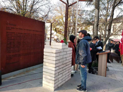 Atatürk Büstüne Çiçek Bıraktı
